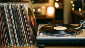 Vinylplater og platespiller med varm belysning. — Indie-estetikk GIF Bakgrunner