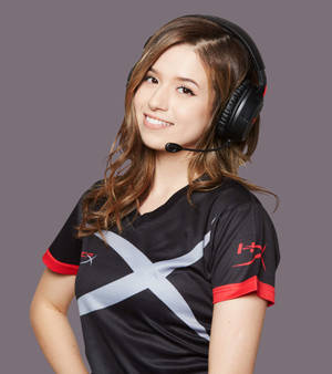 Pokimane Twitch-strømmer bakgrunnsbilde — Vivo X Fold3 Bakgrunner