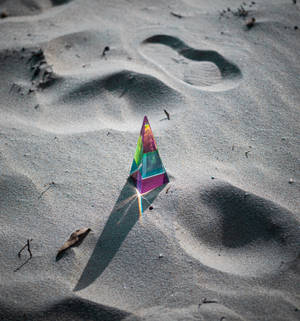 Pyramid rainbow prism på sand bakgrunn — Oppo Find N Bakgrunner