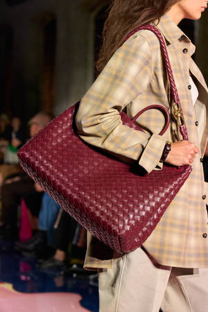 Rød Bottega Veneta-veske på modell — Xiaomi Pad 7 Ultra Bakgrunner