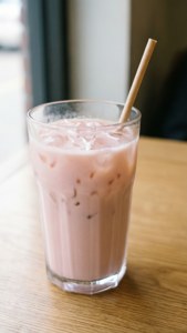 Forfriskende lys rosa iskaffe, en perfekt estetisk drikk. — Lyserosa estetikk Bakgrunner