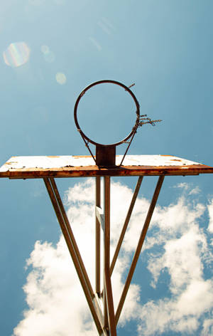 Bunnperspektiv bakgrunnsbilde av rusten basketballkurv under blå himmel — Galaxy Tab S10 Ultra Bakgrunner