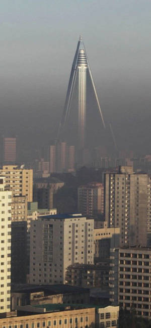 Ryugyong Hotel under dyster himmel — Galaxy A57 Bakgrunner