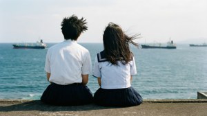 Taku og Rikako sitter på skoletaket med utsikt over havet i Ocean Waves. — Havbølger Bakgrunner