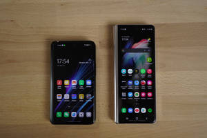 Sammenbrettet Oppo og Samsung-smarttelefoner