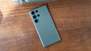 Samsung S23 Ultra grønn bakside med kameraoppsett på treoverflate — Samsung galaxy Bakgrunner