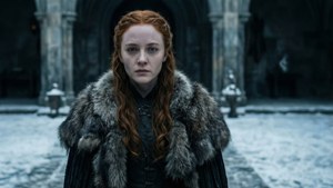 Sansa Stark står alene i Winterfells snødekte gårdsplass — Game of Thrones sesong 8 Bakgrunner