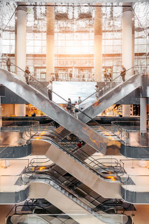 Shopping mall metal escalators bakgrunnsbilde — 2:3 Bakgrunner