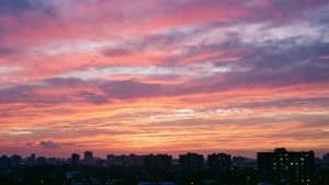 En fargerik daggryhimmel over en silhuett av byens skyline. — Himmelutsikt Bakgrunner