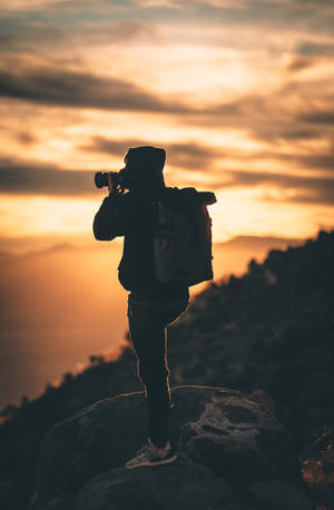 Silhuett av mann som holder kamera under solnedgangsfotografering bakgrunnsbilde. — Honor MagicPad4 Bakgrunner