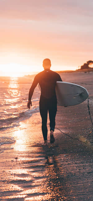 Silhuett av mann med surfebrett — Galaxy S22 Ultra Bakgrunner