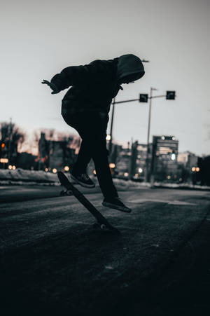 Skatergutt som gjør heelflip bakgrunnsbilde — Twilight Bakgrunner