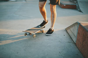 Skateboarding i sollys bakgrunnsbilde — Twilight Bakgrunner