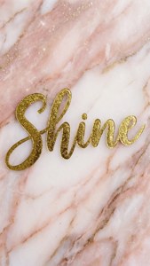 Glitrende gullfolie «Shine» på rosa og hvit marmorbakgrunn med gnister. — Estetiske ord Bakgrunner