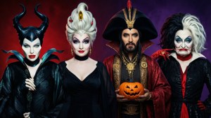 Klassiske Disney-skurker samlet til Halloween, hver med et skummelt tilbehør.
