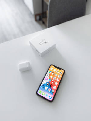 Slank og stilig iPhone 11 i aksjon — iPhone 14 Bakgrunner