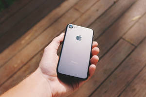person som holder en jet svart iPhone 7 — iPhone 8 Bakgrunner