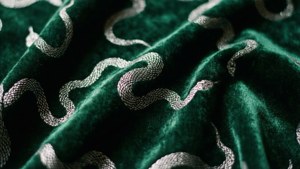 Mørkegrønn fløyel med sølvslangemønster for en luksuriøs Slytherin-estetikk som bakgrunnsbilde. — Slytherin-estetikk Bakgrunner