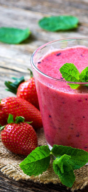 Smoothie med jordbær og blad bakgrunnsbilde — iPhone 18 Pro Max Bakgrunner