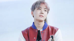 Søt BTS J-Hope med rød og hvit jakke