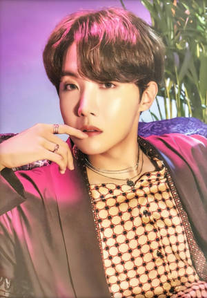 Søt BTS J-Hope i brun topp