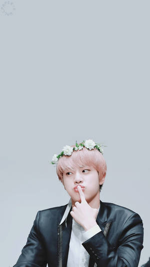 Søt BTS Jin i blomsterkrone