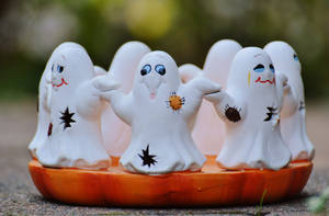 Søt Halloween-hvit spøkelsespynt bakgrunnsbilde. — Søt Halloween Bakgrunner