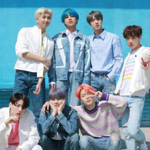 Søte BTS-gruppeposeringer sammen mot en blå vegg — Bts desktop Bakgrunner