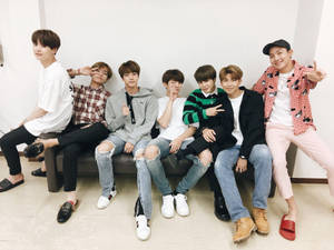 Søte BTS som poserer backstage