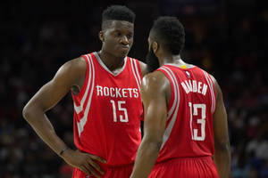 Søte Clint Capela inne i basketballbane bakgrunnsbilde