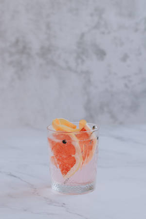 Sommerlandskap med gin-infundert fruktcocktail — Xiaomi Pad Bakgrunner