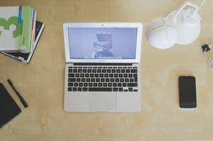 Nærbilde av påslått MacBook Air — MacBook Air Bakgrunner