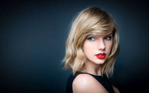 Taylor Swift ser fantastisk ut med blondt hår og blågrønne øyne bakgrunnsbilde.