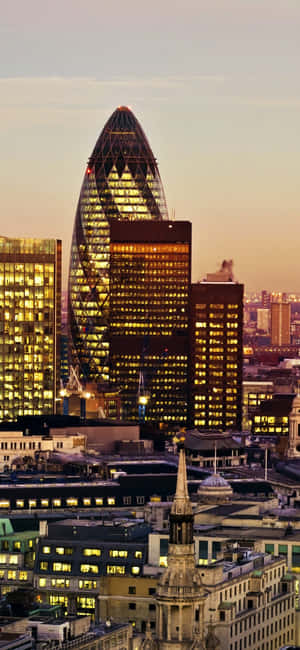The Gherkin og andre skyskrapere i tåke — Pixel 10 Pro XL Bakgrunner