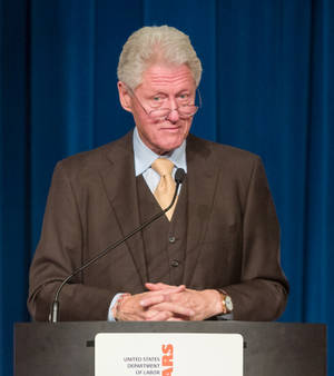 Tidligere President Bill Clinton Holder en Tale — Honor Magic V Flip 2 Bakgrunner