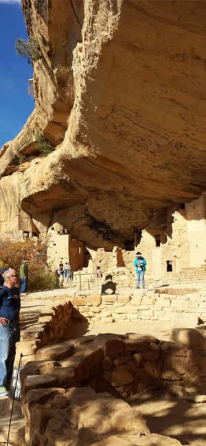 Turist som utforsker Mesa Verde nasjonalpark — Oppo Find X9s Pro Bakgrunner