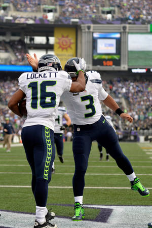 Tyler Lockett Russell Wilson Fotballspiller Seattle Seahawks — Xiaomi Pad 8 Bakgrunner