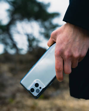Ung mann med Oppo-enhet