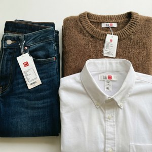 Flat lay av Uniqlo-klær med merkelapper. — Galaxy Watch Bakgrunner