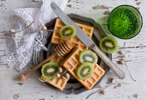 Bakgrunnsbilde med vafler og kiwi i flat lay — Detaljert Bakgrunner