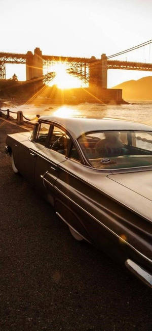 Vertikal Vintage Cadillac Solnedgang Bakgrunnsbilde — iPhone 17 Pro Bakgrunner