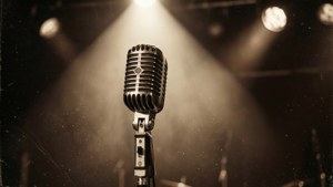 Vintage-mikrofon under spotlight med støvpartikler, sepia. — Musikkestetikk Bakgrunner