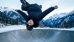 Skatergutt utfører 360 flip på halfpipe i snødekte fjellomgivelser. — Skater boy estetikk Bakgrunner