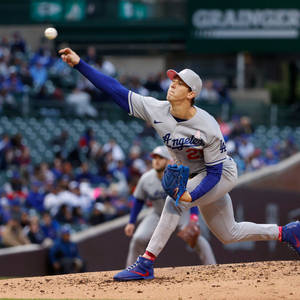 Walker Buehler kaster ball — 1:1 Bakgrunner
