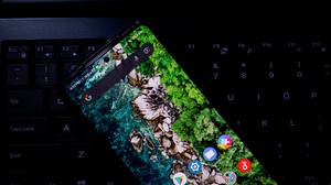 Xiaomi-smarttelefon på tastatur — Xiaomi Bakgrunner