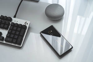Xiaomi-telefon på bord — Xiaomi Bakgrunner