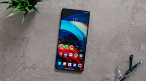 Xiaomi-telefon på betonggulv — Xiaomi Bakgrunner